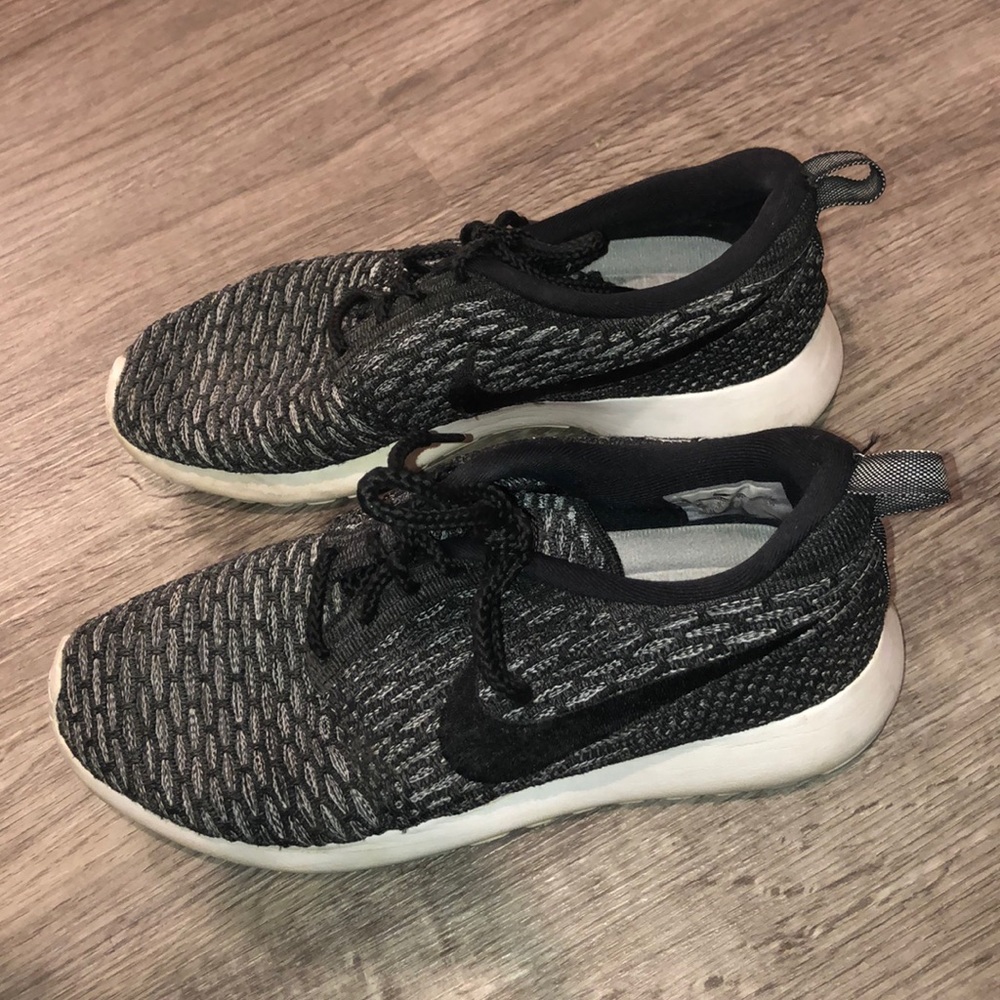 NIKE ROCHE RUNNING SHOES